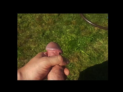 ❤️ A boazona fica com a rata rosa fodida e ejacula com um esguicho num jardim de Verão ❌ Porno em porno pt.milf300com.ru ❌❤